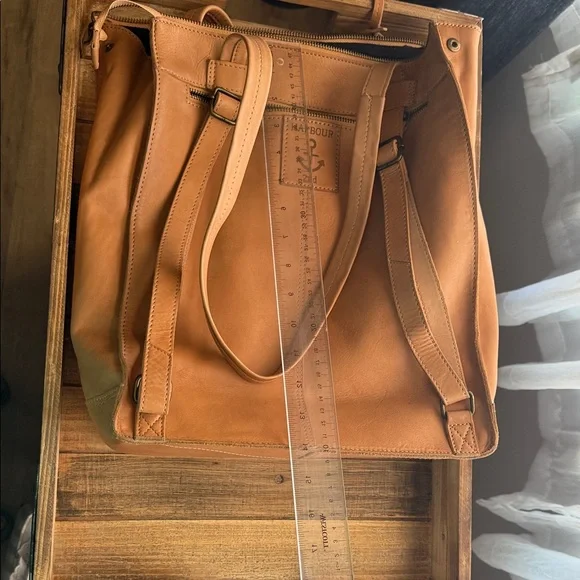 Elegant Tan Leather Tote Bag - Picture 4 of 4